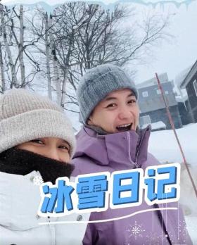 朱丹一家滑雪场素颜亮相，周一围贴心整理围脖显恩爱